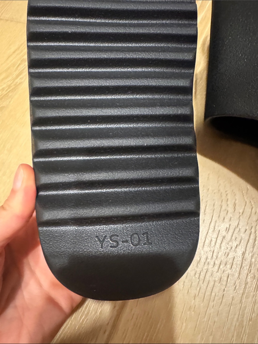 YEEZY’s YS 01 Black Slides - Picture 3 of 5